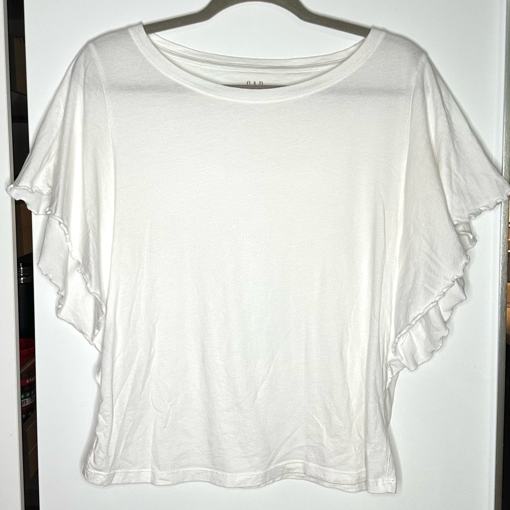 GAP Woman’s white top with butterfly sleeves